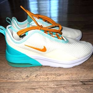 Woman's Air Max motion 2 size 9